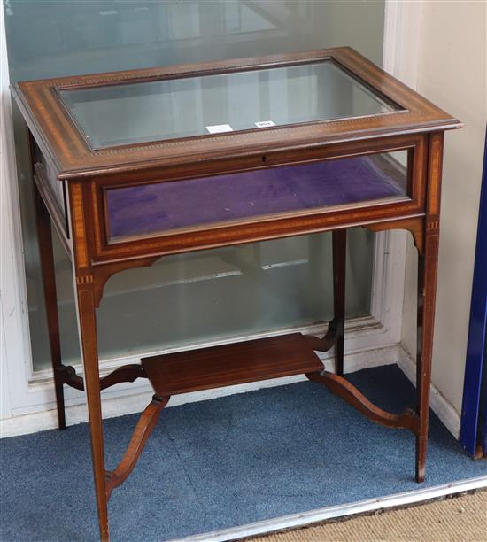 An Edwardian inlaid mahogany display table, W.2ft 8in. D.1ft 8in. H.2ft 7in.